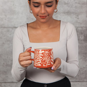 Tasse à empreintes entrelacées